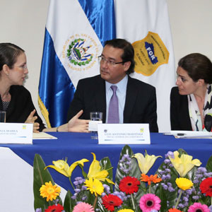 Srta. Jania Ibarra y la Srta. Marilyne Pereira del Banco Mundial y El Honorable Fiscal General Luis Antonio Martínez Gónzalez y Vicepresidente del GAFIC.