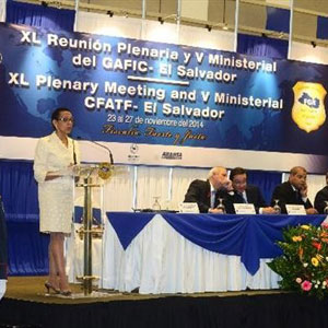 Presidenta saliente del Gafic Allyson Maynard lee su discurso en la apertura de la reunión en el país. Foto EDH / Ericka Chávez